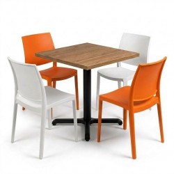 mesa de madera con 4 sillas apilables naranjas